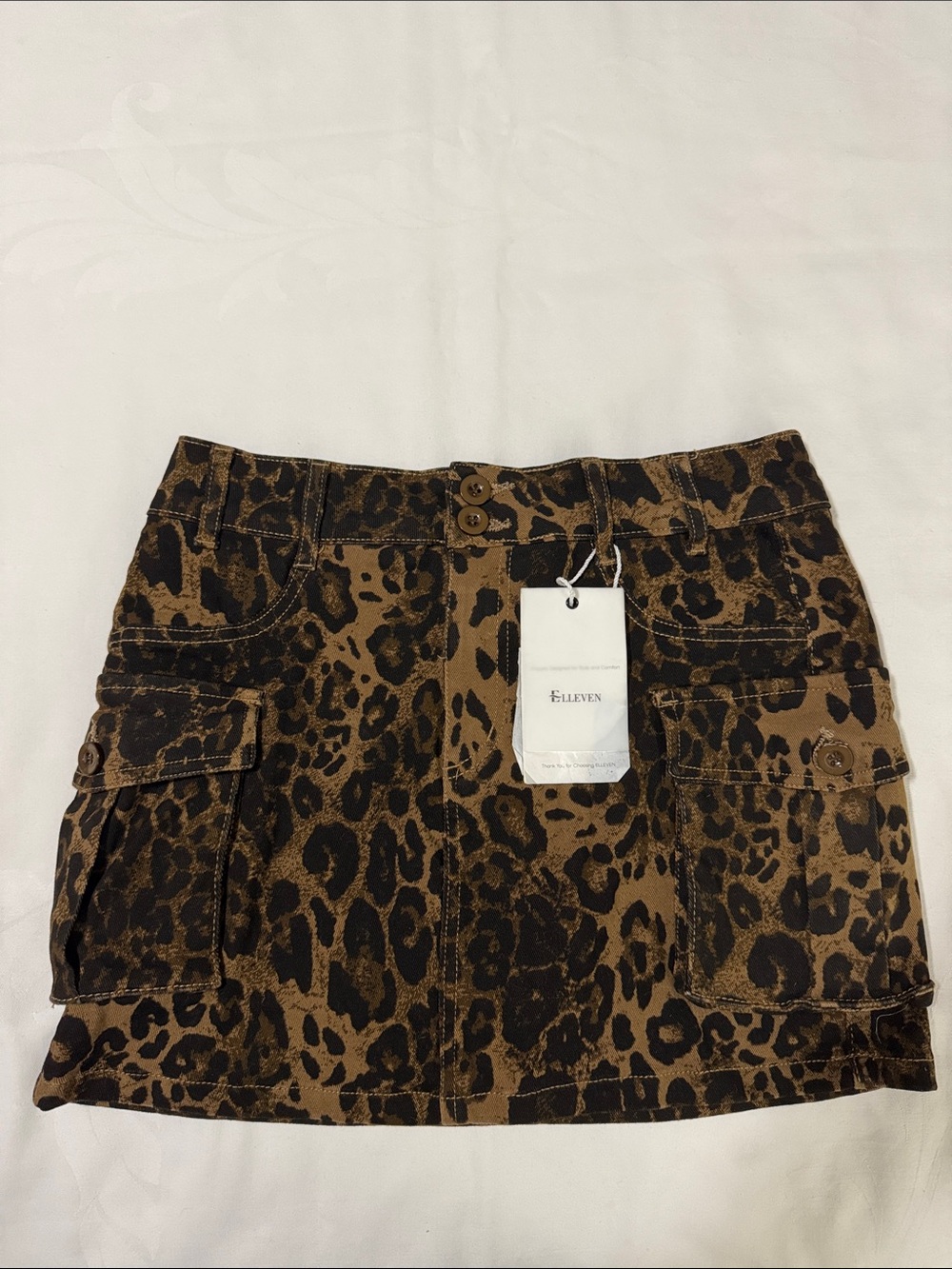 NWT women’s ELLEVEN denim cargo leopard print mini skirt. Size M